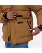 Hombre con Chaqueta acolchada impermeable Carhartt WIP Munro Jacket Marrón detalle bolsillo