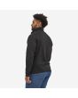 Hombre con chaqueta polar Patagonia M's Better Sweater negra posterior