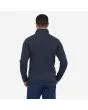Hombre con chaqueta polar Patagonia M's Better Sweater azul marino posterior