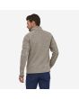Hombre con chaqueta polar Patagonia M's Better Sweater Oar Tan posterior