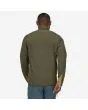 Hombre con Chaqueta impermeable Patagonia M's R2 TechFace verde posterior