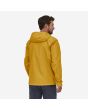 Hombre con Chaqueta impermeable plegable Patagonia M's Torrentshell 3L Amarilla posterior