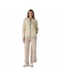 Mujer con chaqueta de forro polar con capucha Patagonia Retro Pile Hoody Beige y Verde regular fit