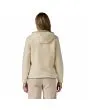 Mujer con chaqueta de forro polar con capucha Patagonia Retro Pile Hoody Beige y Verde posterior