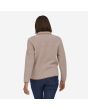Mujer con Chaqueta Polar Patagonia W's Retro Pile beige posterior