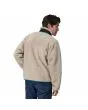 Hombre con Chaqueta polar Patagonia Men's Classic Retro-X Jacket Beige, turquesa y morada posterior