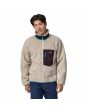 Hombre con Chaqueta polar Patagonia Men's Classic Retro-X Jacket Beige, turquesa y morada