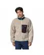 Hombre con Chaqueta polar Patagonia Men's Classic Retro-X Jacket Beige, turquesa y morada