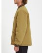 Hombre con chaqueta acolchada reversible Volcom Lookster anverso mostaza lateral