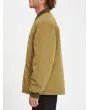 Hombre con chaqueta acolchada reversible Volcom Lookster anverso mostaza lateral