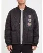 Hombre con chaqueta acolchada reversible Volcom Lookster anverso negra abierta