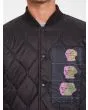 Hombre con chaqueta acolchada reversible Volcom Lookster anverso negra cierre botones