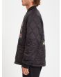 Hombre con chaqueta acolchada reversible Volcom Lookster anverso negra lateral