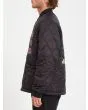 Hombre con chaqueta acolchada reversible Volcom Lookster anverso negra lateral