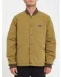 Hombre con chaqueta acolchada reversible Volcom Lookster anverso mostaza