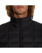 Hombre con chaqueta impermeable reversible Volcom Walltzerd Negra cuello