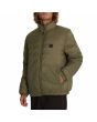 Hombre con chaqueta impermeable reversible Volcom Walltzerd reverso verde bolsillo