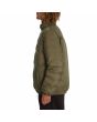 Hombre con chaqueta impermeable reversible Volcom Walltzerd reverso verde lateral
