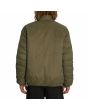 Hombre con chaqueta impermeable reversible Volcom Walltzerd reverso verde posterior
