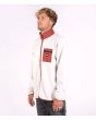 Hombre con chaqueta Sherpa Hurley Byron Burrrito Track Zip blanca con detalles en rojo izquierda