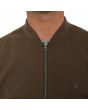 Hombre con Cazadora Volcom Burnward Jacket Wren cerrada