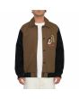 Hombre con chaqueta estilo universitario Volcom Featured Artist Arthur Longo Marrón abierta