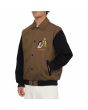 Hombre con chaqueta estilo universitario Volcom Featured Artist Arthur Longo Marrón bolsillo