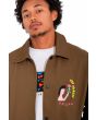 Hombre con chaqueta corta Volcom Featured Artist Arthur Longo Marrón detalle bordado pecho