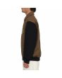 Hombre con chaqueta estilo universitario Volcom Featured Artist Arthur Longo Marrón mangas