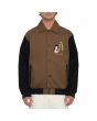 Hombre con chaqueta estilo universitario Volcom Featured Artist Arthur Longo Marrón