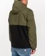 Hombre con chaqueta impermeable Element Wolfeboro Alder Light 2 Tones negra y verde militar derecha