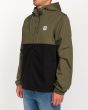Hombre con chaqueta impermeable Element Wolfeboro Alder Light 2 Tones negra y verde militar izquierda 