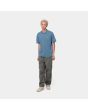 Hombre con polo de manga corta Carhartt WIP Chase Pique azul frontal