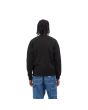 Hombre con sudadera Carhartt WIP Chase Sweat Negra con logo dorado posterior