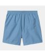 Bañador Carhartt WIP Chase Swim Trunks azul celeste con el logo dorado para hombre posterior