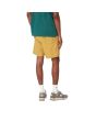 Hombre con Bañador Carhartt WIP Chase Swim Trunks Amarillo con logo dorado posterior