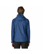 Hombre con Chubasquero plegable Patagonia M's Granite Crest Rain Jacket Azul posterior