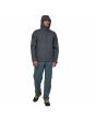 Hombre con chaqueta impermeable plegable Patagonia Men's Torrentshell 3L Jacket Smolder Blue azul marino capucha
