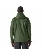 Hombre con Chubasquero plegable Patagonia M's Torrentshell 3L Rain Jacket Torrey Pine Green posterior