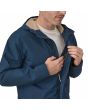 Hombre con chaqueta impermeable Patagonia Jackson Glacier Rain Jacket Azul Tidepool bolsillo interior
