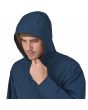 Hombre con chaqueta impermeable Patagonia Jackson Glacier Rain Jacket Azul Tidepool capucha