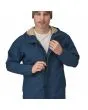 Hombre con chaqueta impermeable Patagonia Jackson Glacier Rain Jacket Azul Tidepool cremallera