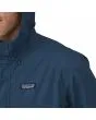 Hombre con chaqueta impermeable Patagonia Jackson Glacier Rain Jacket Azul Tidepool DWR