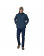 Hombre con chaqueta impermeable Patagonia Jackson Glacier Rain Jacket Azul Tidepool ajuste regular