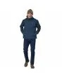Hombre con chaqueta impermeable Patagonia Jackson Glacier Rain Jacket Azul Tidepool ajuste regular
