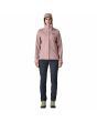 Mujer con chubasquero Patagonia Torrentshell 3L Rain Jacket Quiet Violet capucha puesta
