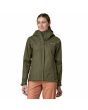 Mujer con Chubasquero Plegable Patagonia W's Torrentshell 3L Rain Jacket Verde Pino