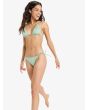 Mujer caminando en bikini Roxy Beach Classics verde basil