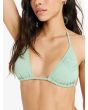 Detalle del top triangular de bikini Roxy con logo serigrafiado en verde basil
