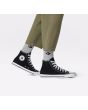 Hombre con Zapatillas Converse Chuck Taylor All Star High Top negras Unisex